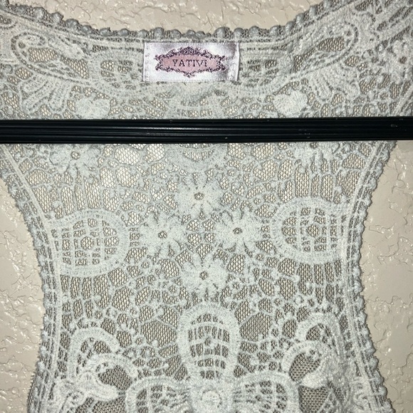 Lace cover up - Picture 1 of 4